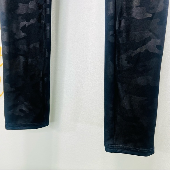 SPANX Faux Leather Matte Black Camo Leggings High Waist Size XS Like New - Picture 5 of 10